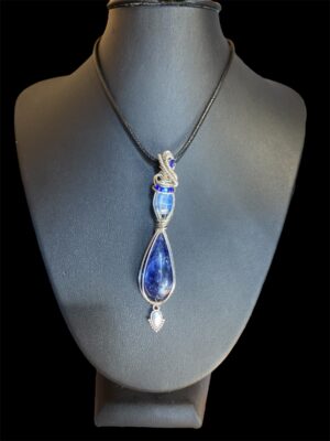 Pendentif wire wrapping ,"Nuit d'azura" Sodalite et cyanite