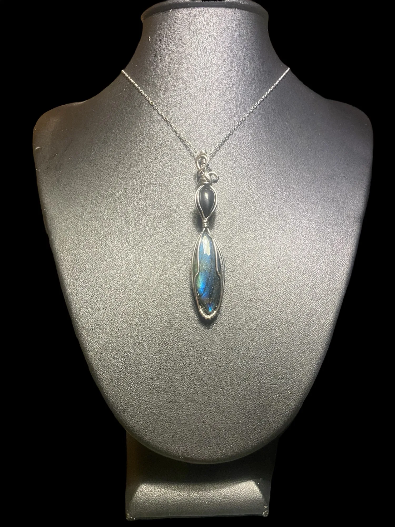 Pendentif “Éclipse d’Âme” labradorite et onyx noir