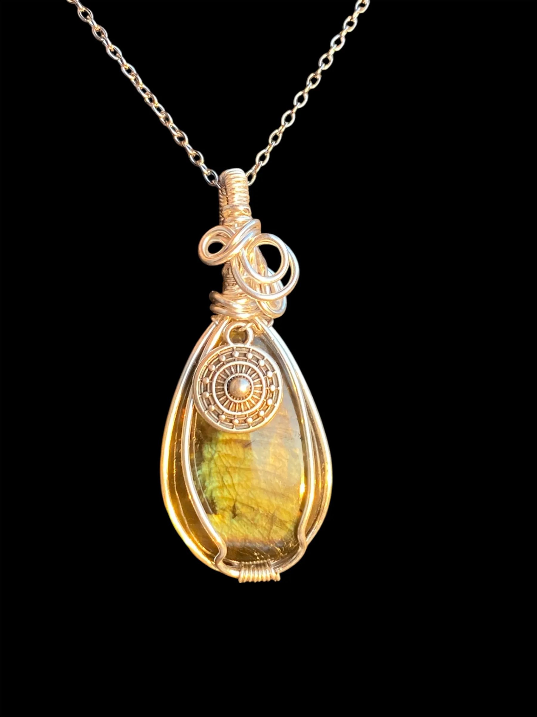 Pendentif “Viridia” – Labradorite Verte & Symbole Ethnique – Image 2