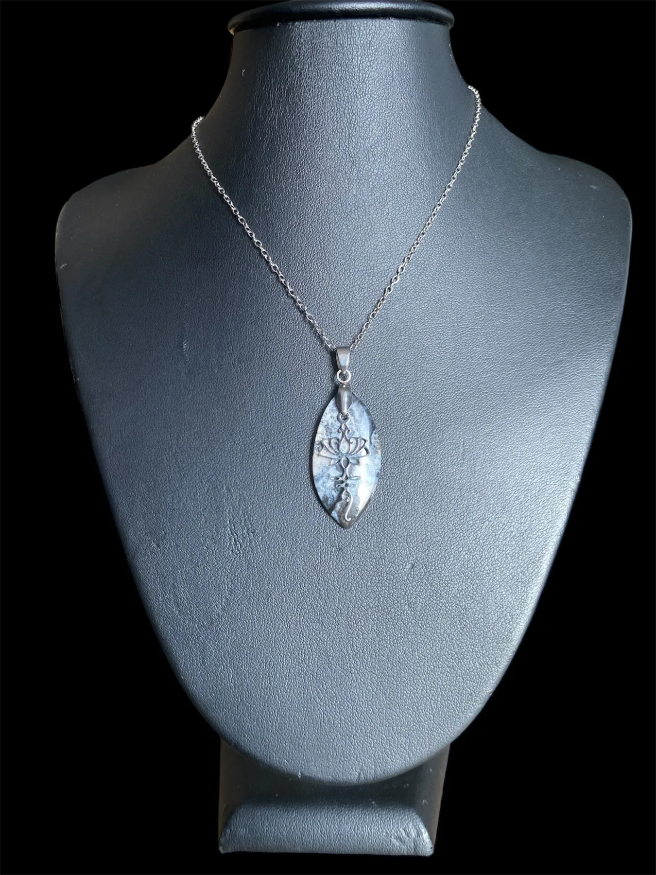 Pendentif Sylvâme ✨ Opale dendritique & symbole Unalome