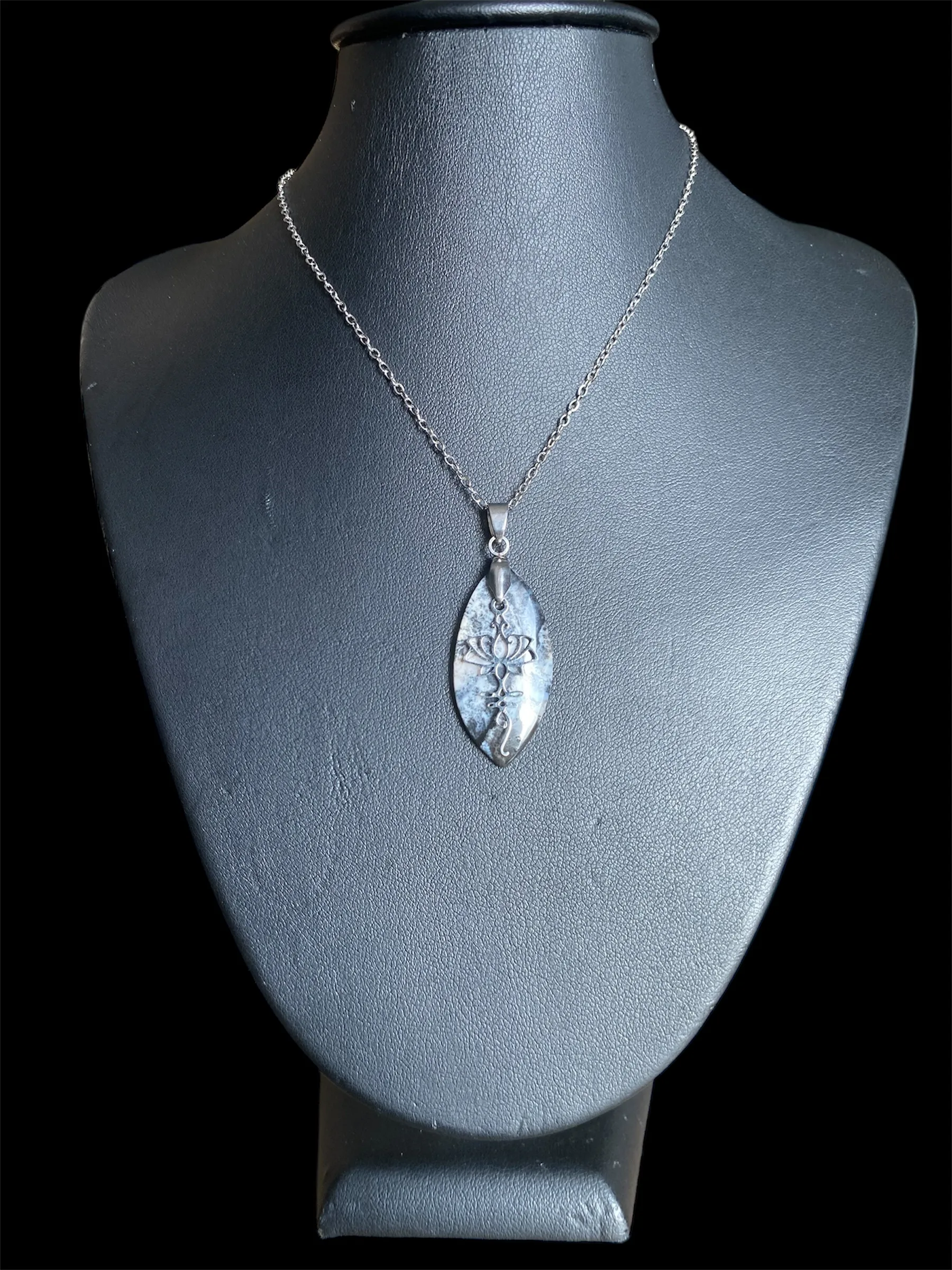 Pendentif Sylvâme ✨ Opale dendritique & symbole Unalome