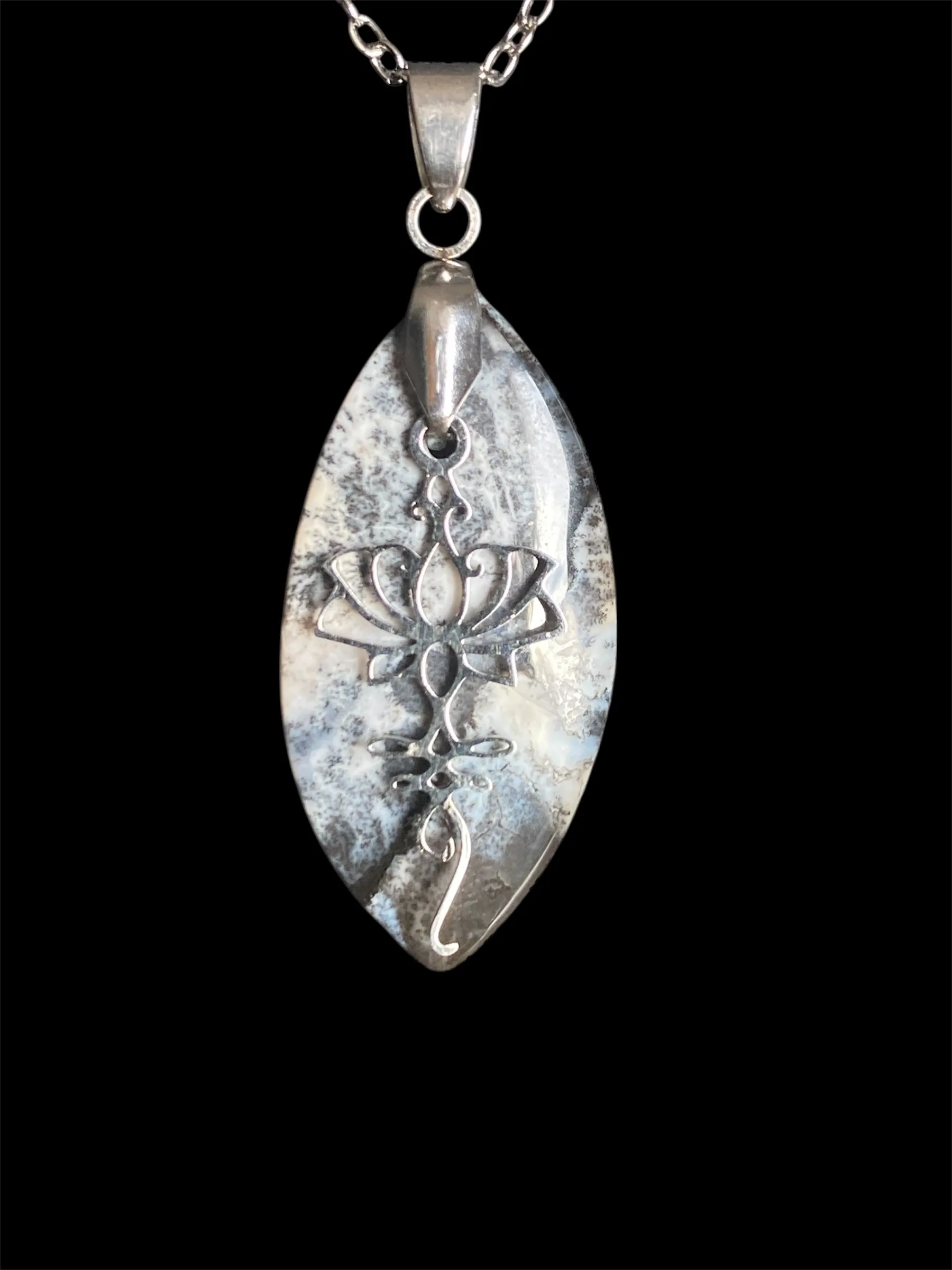 Pendentif Sylvâme ✨ Opale dendritique & symbole Unalome – Image 2