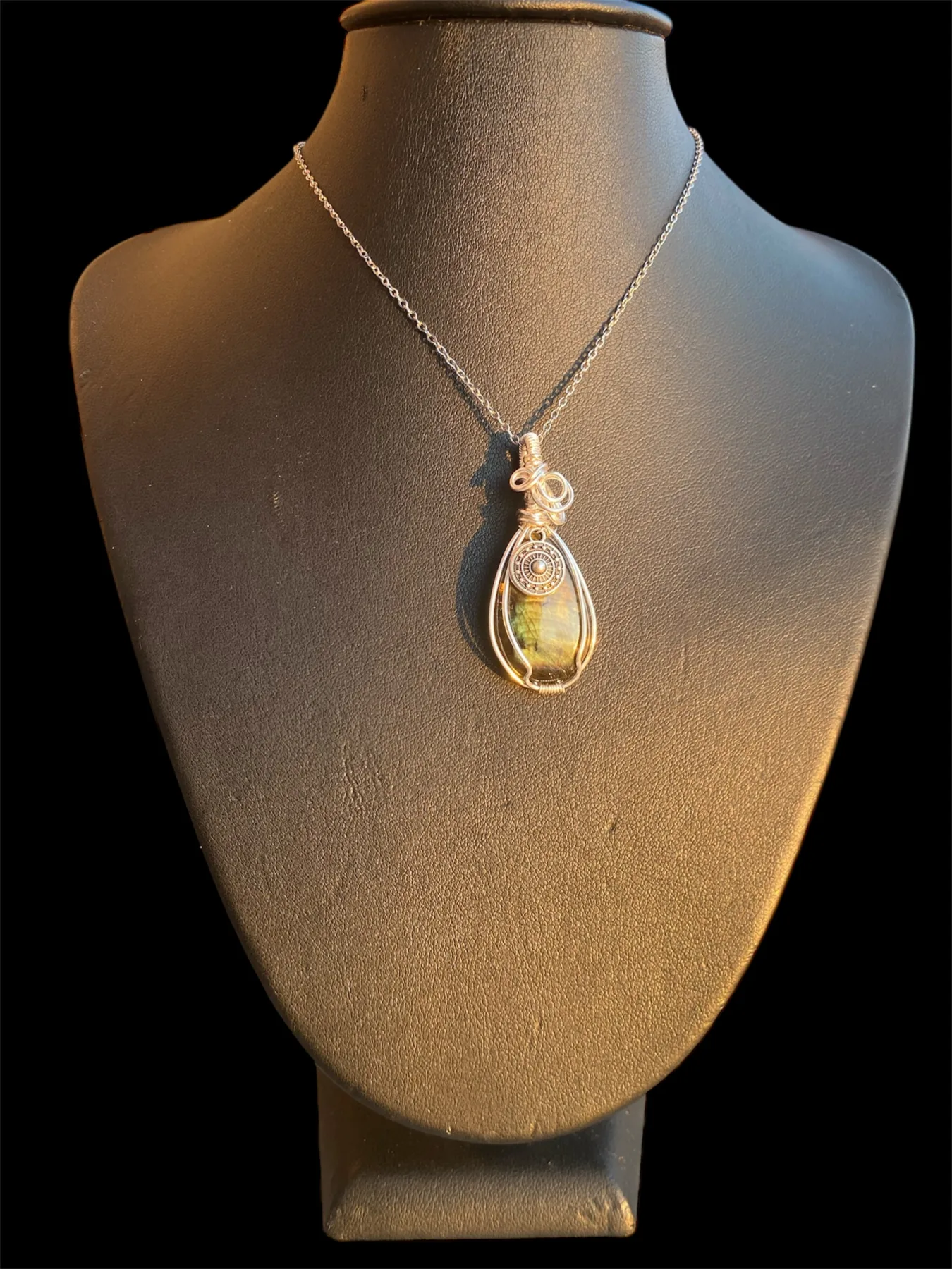Pendentif “Viridia” – Labradorite Verte & Symbole Ethnique