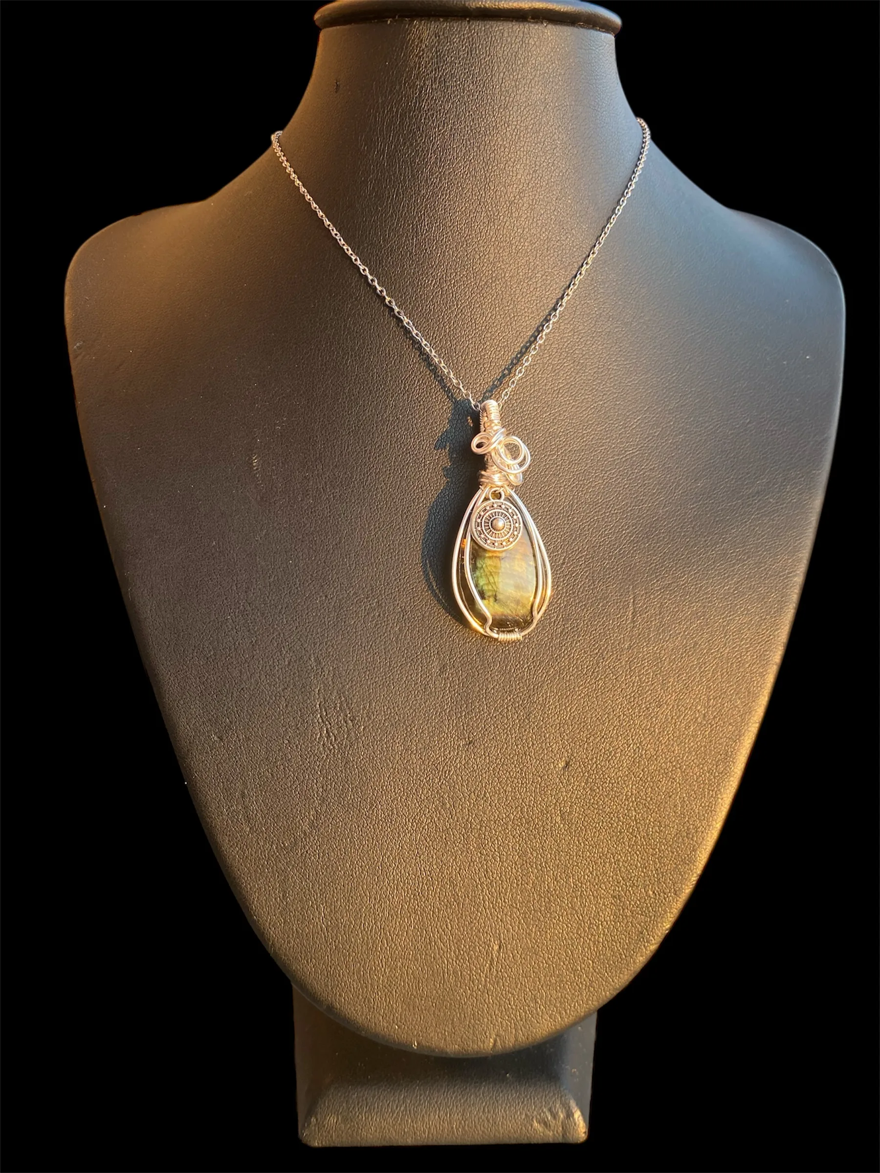 Pendentif “Viridia” – Labradorite Verte & Symbole Ethnique